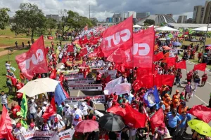 Marcha em Brasília cobra fim da 6X1, regras da negociação dos servidores e direitos dos trabalhadores de aplicativos